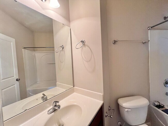Building Photo - Excellent 4BD, 3.5BA Apex Townhome Near Do...