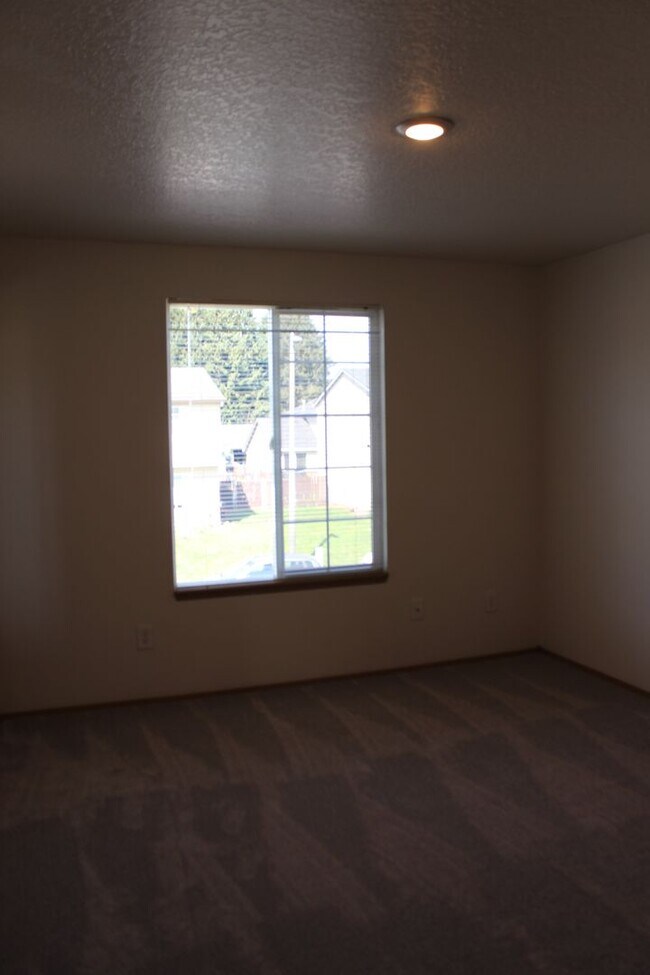 Building Photo - 4 bedroom 2 bath family home in quiet Scappoose neighborhood
