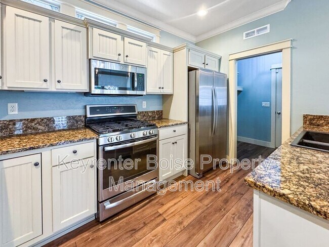 Building Photo - 998 E Shadow Creek Ln