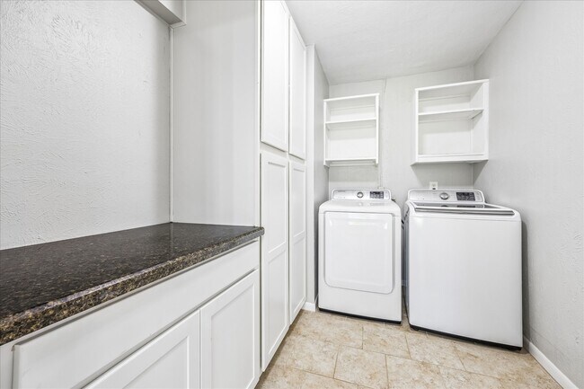 Building Photo - 5827 Southminster Dr