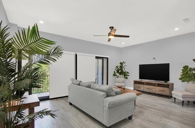 Building Photo - 405 S Westland Ave