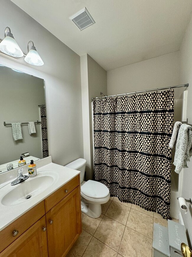 Building Photo - AVAILABLE AUGUST 23.  Spacious 5BR Home in...