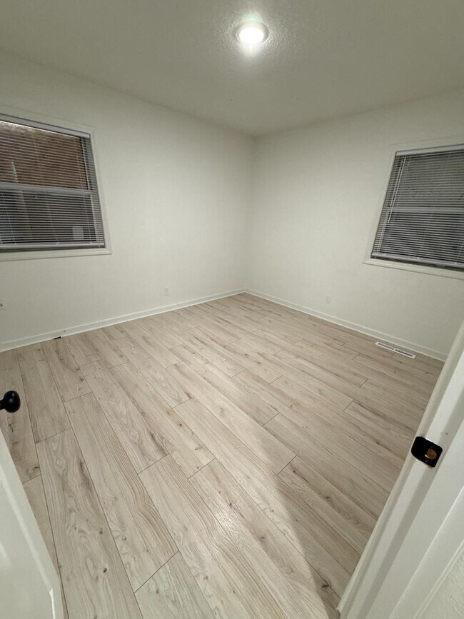 Building Photo - 1620 E Catalina St