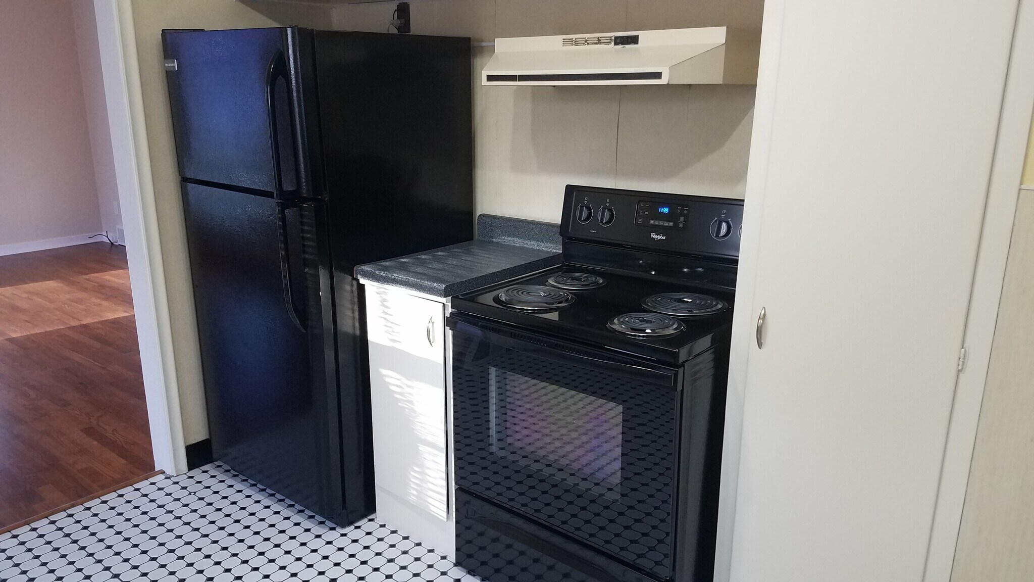 newer appliances in kitchen - 1136 68th St