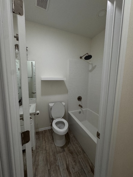 Building Photo - 2214 E Valley Cir