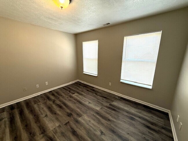 Building Photo - 3 Bedrooms with 1 - 1/2 Baths