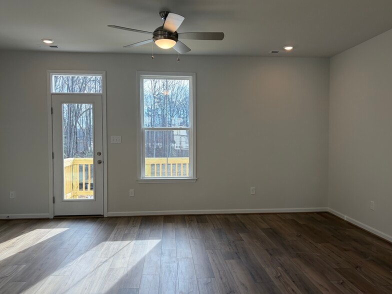 Building Photo - 206 That Way