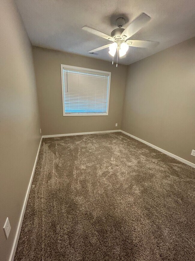 Building Photo - Papillion 3 Bedroom Townhome!