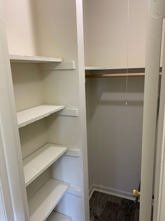 Building Photo - 2 Bedroom, 2 Bath Apartment, with Communit...