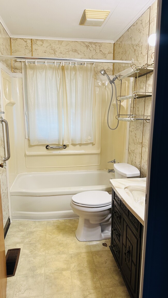 Building Photo - 1031 Field Dr