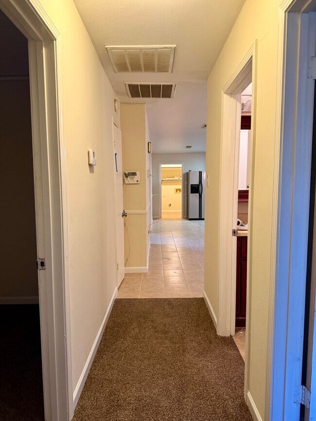 Building Photo - Southern Hills Beauty