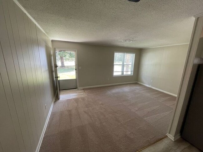 Building Photo - 2 bed / 1 bath ~ Just off of HWY 61