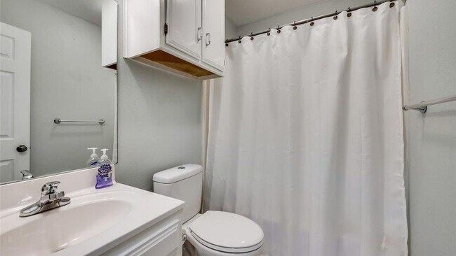 Building Photo - 617 Main St