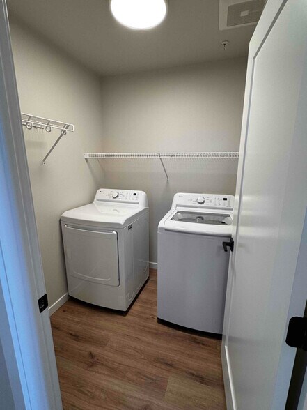 Building Photo - 896 E RR Ave