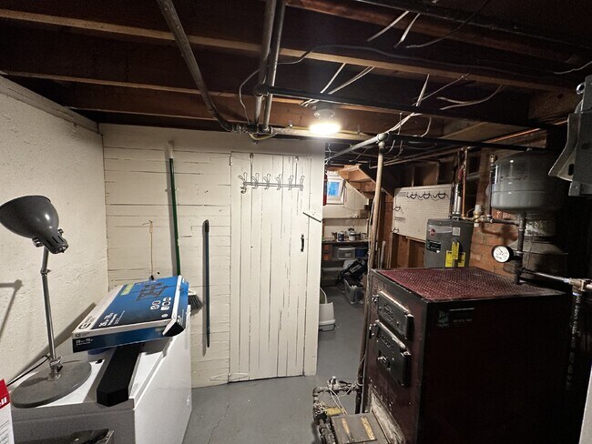 Building Photo - AVAILABLE NOW! "Charming 3-Bedroom Oasis with 2 Full Baths in the Sunset Neighborhood!"