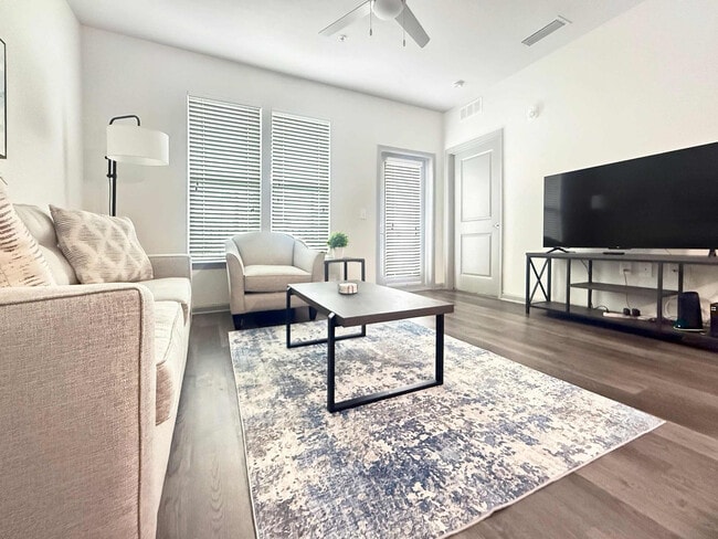 Building Photo - 1515 Flournoy Lp