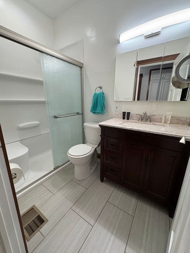 Building Photo - 4 Bedroom, 2 Full Baths and 2 1/2 Bath Hou...