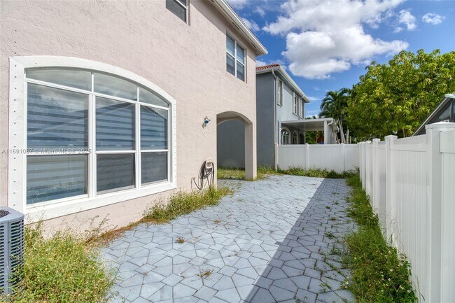 Building Photo - 3810 SW 51st St