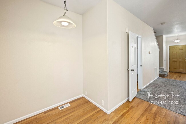 Building Photo - Charming 2-Bedroom Townhome in Central Col...