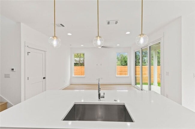Building Photo - 3321 Hemlock Ave