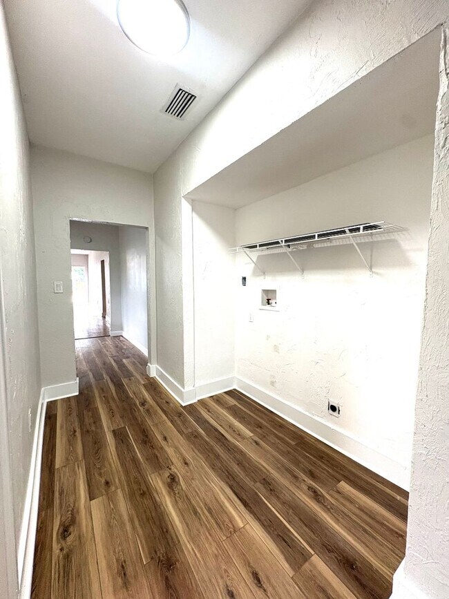Building Photo - 3/2 Historic Home Available NOW!