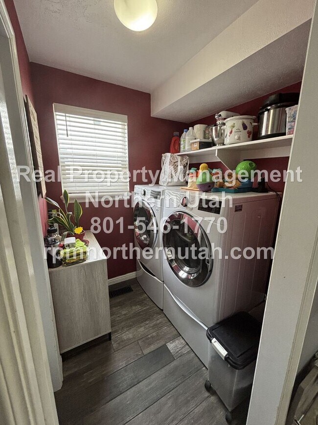 Building Photo - Charming 2-Story Home in the Heart of Clea...