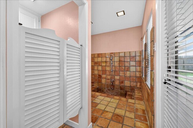 Building Photo - 5305 Greenbriar Dr