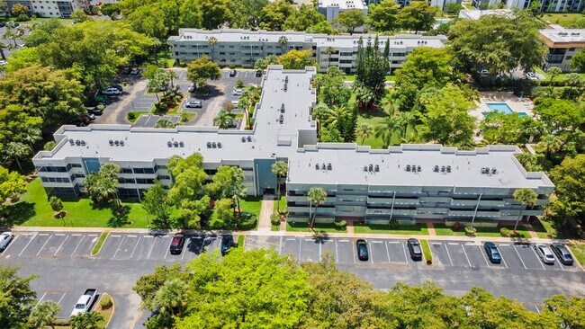 Building Photo - 6075 N Sabal Palm Blvd