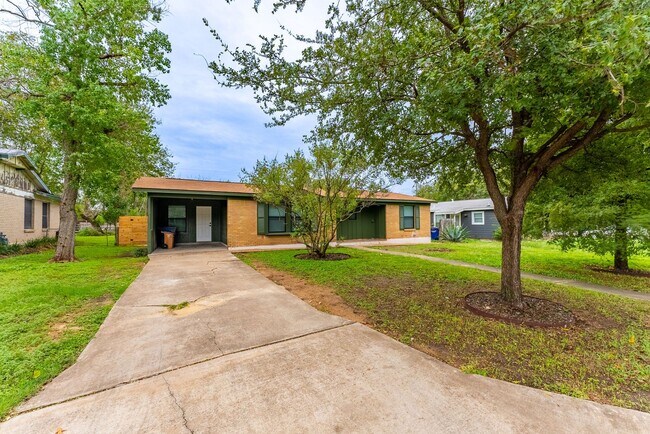 Building Photo - Incredible Windsor Park location right in the heart of Austin!