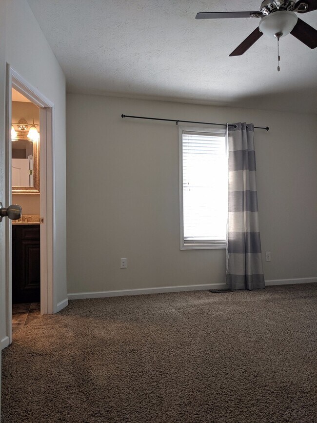 Building Photo - Luxury End-Unit Townhome in Cedar Point, North Harrisonburg!