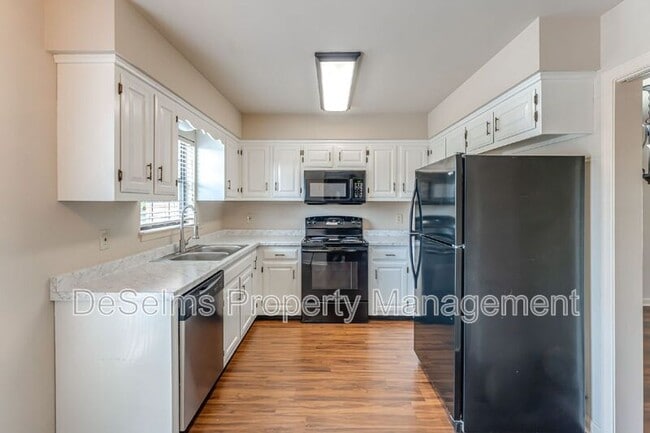 Building Photo - 1122 Brentwood Pointe