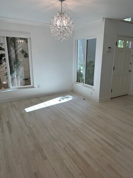 Building Photo - 10136 Hollow Glen Cir