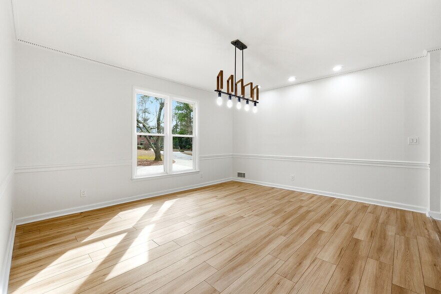 Building Photo - Room in House on River Park Dr