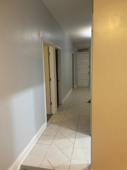 Building Photo - 2737 S Avers Ave
