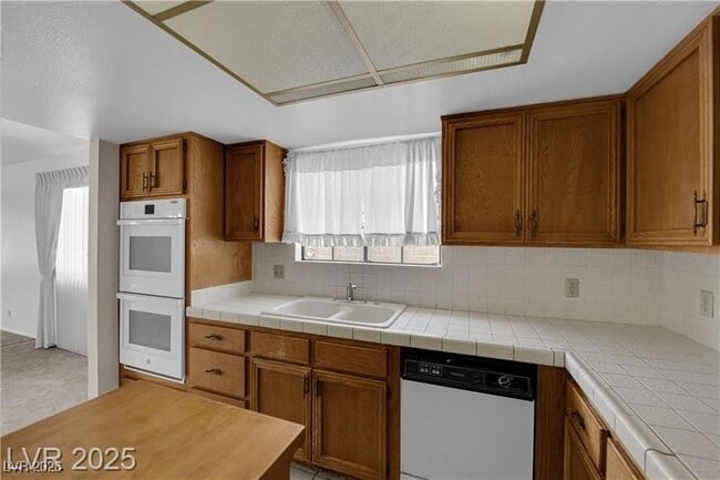 Building Photo - 2004 Canterbury Dr