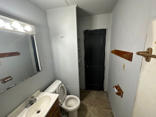 Building Photo - 1018 GIddings-