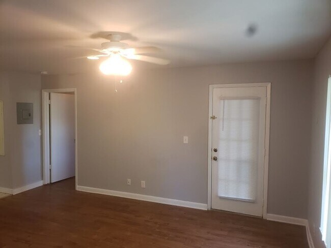 Building Photo - COMING SOON! 1 BED 1 BATH IN THE HEART OF SUNRISE