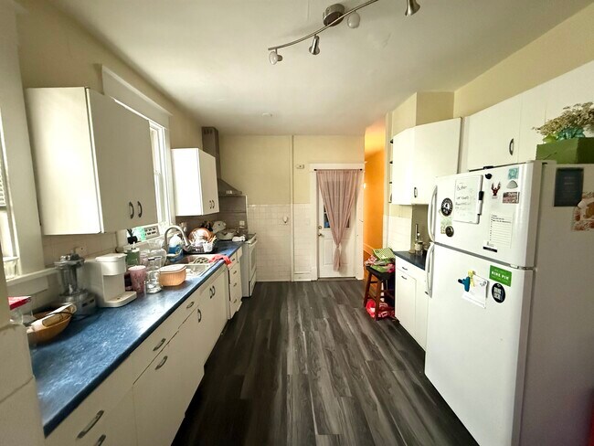 Building Photo - 876 Warren St