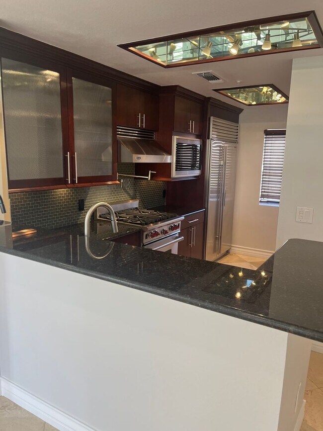 Building Photo - Amazing upgraded penthouse level unfurnish...