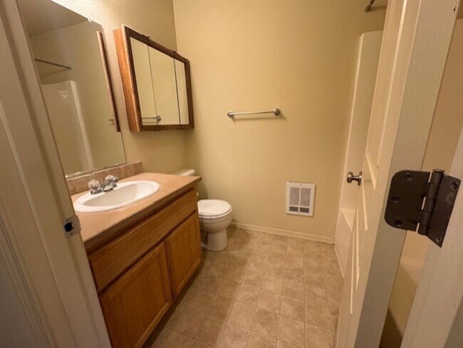 Building Photo - ro17