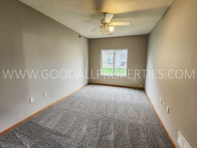 Building Photo - 3 bedroom townhome in Ankeny