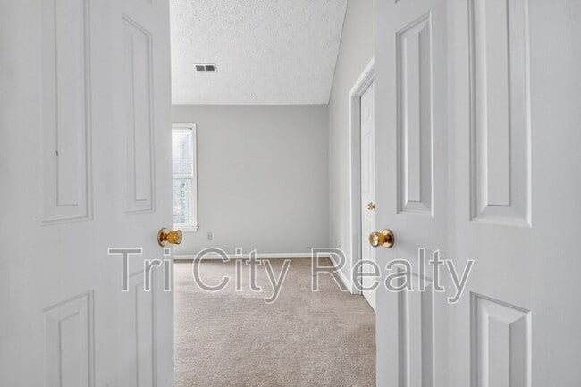 Building Photo - 404 Topaz Trail