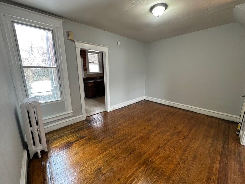 Building Photo - 2037 Bellevue St