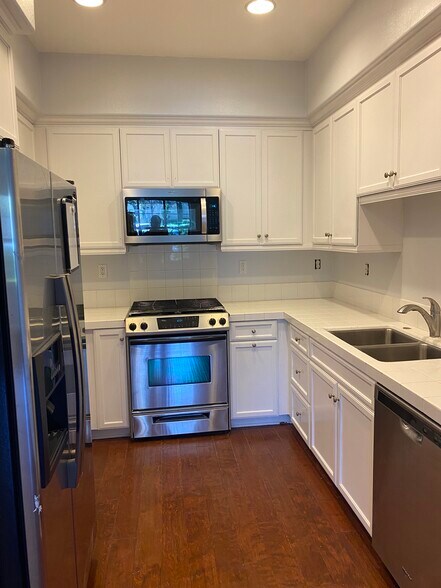 Building Photo - 101 Hallmark