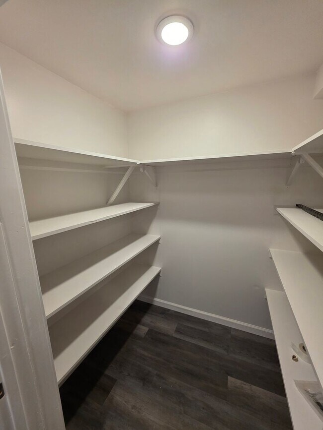 Building Photo - Newly Renovated 3 Bedroom Apartment - Poug...