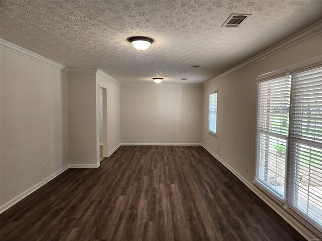 Building Photo - 628 Shadow Ln