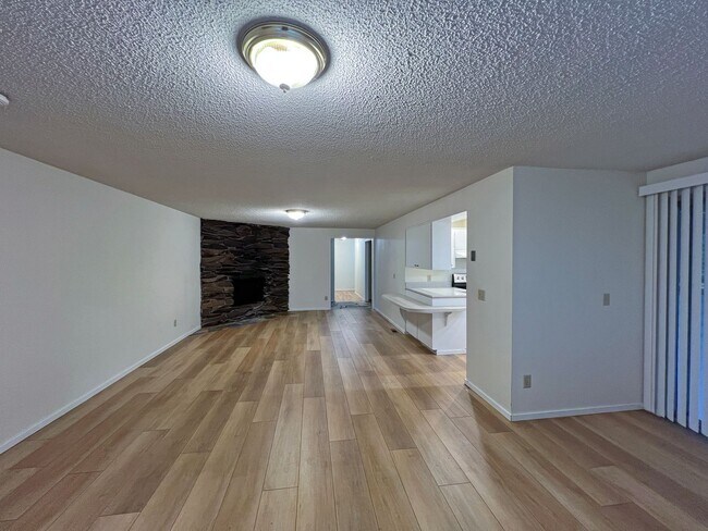 Building Photo - 4 bedroom 2.05 bath rambler on Kent's East...