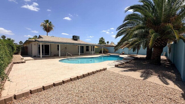 Building Photo - 3827 E Larkspur Dr