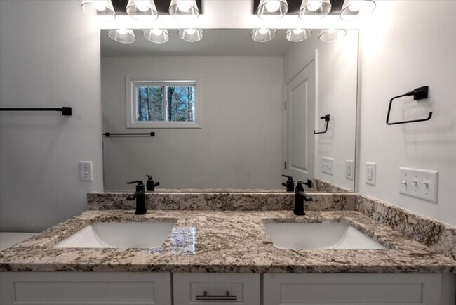 Building Photo - Charming Brand-New Contemporary Home in Black Mountain