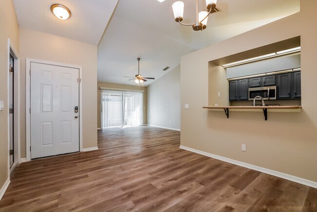 Building Photo - Inviting Home in Sanford, FL